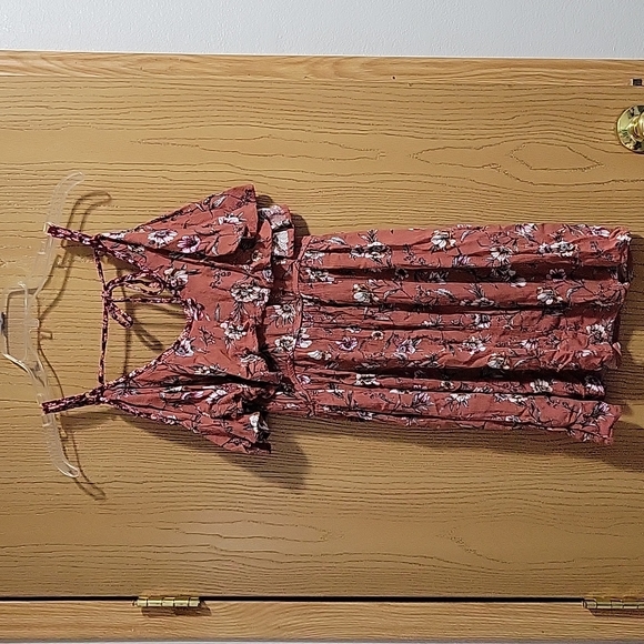 Cold shoulder dress with pockets - Picture 3 of 5